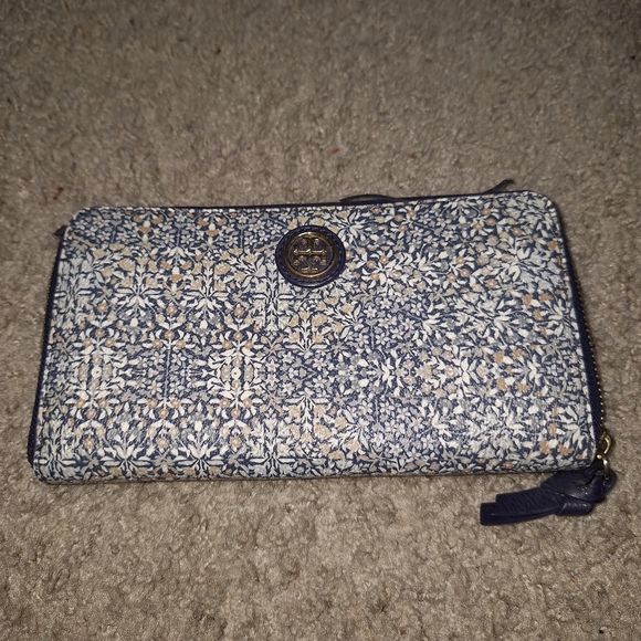 Tory Burch Blue and White Floral Wallet - Picture 8 of 8
